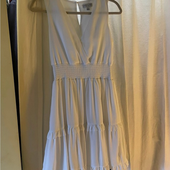 Elegant White Sleeveless Dress - Picture 1 of 1